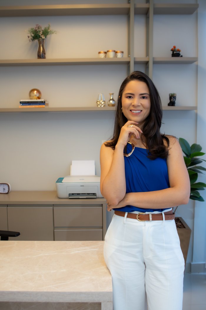 Dra. Rebeca Miranda em postura confiante no consultório