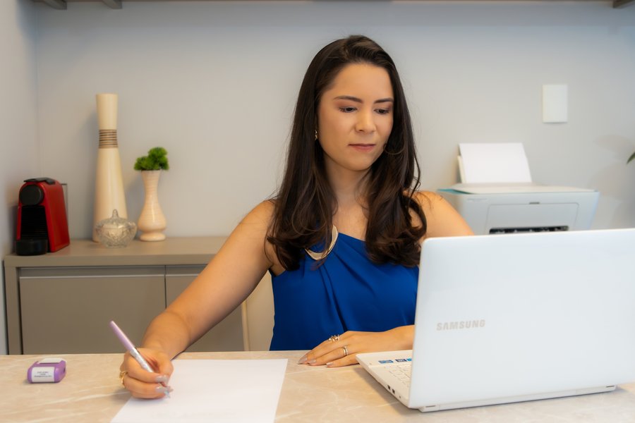 Atendimento personalizado, com registro clínico em papel