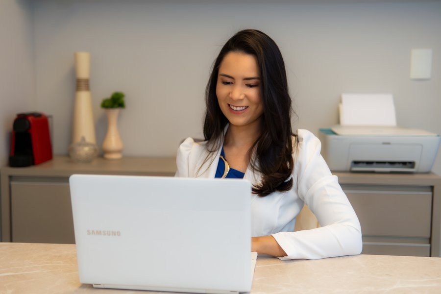 Dra. Rebeca atendendo com expressão acolhedora